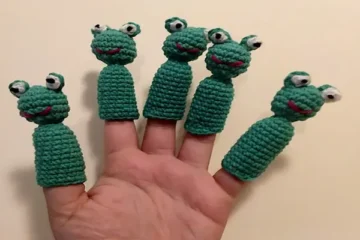 Puppet in frog crochet